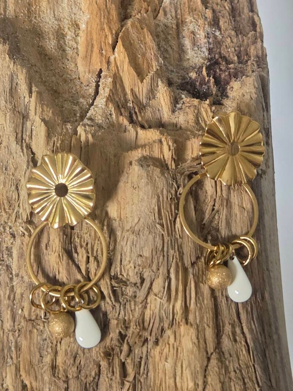 Boucles d’oreilles fleur et anneaux dorés