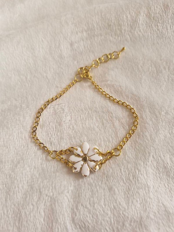 Armband goudkleurig wit bloem