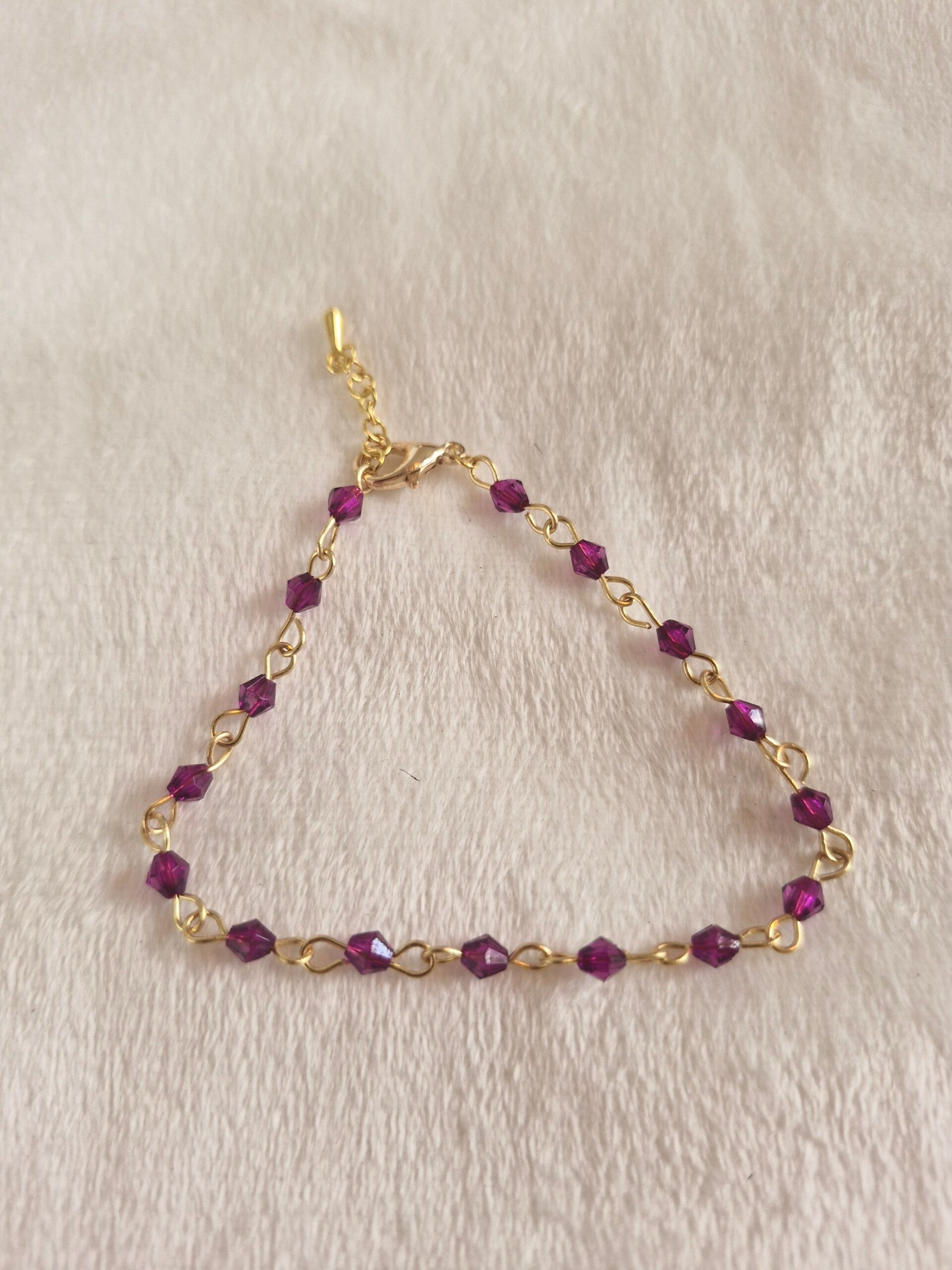 Armband goudkleurig kraal schakel paars