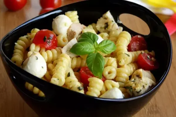 Vendredi 10/10 : entrée : Salade de pâtes / tomate / mozza