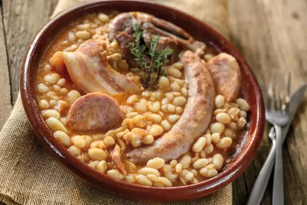 Lundi 06 OCTOBRE : Cassoulet maison 3 viandes