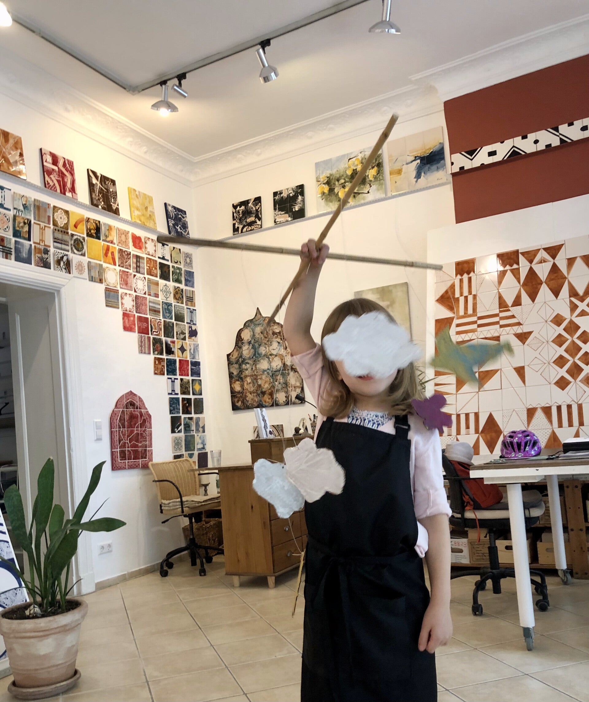 Hände die eine Zeichnung einrollen, auf der ebenfalls Konturen von Händen zu sehen sind