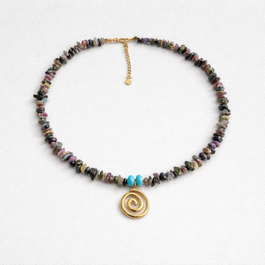 Natuursteen ketting met gouden amulet