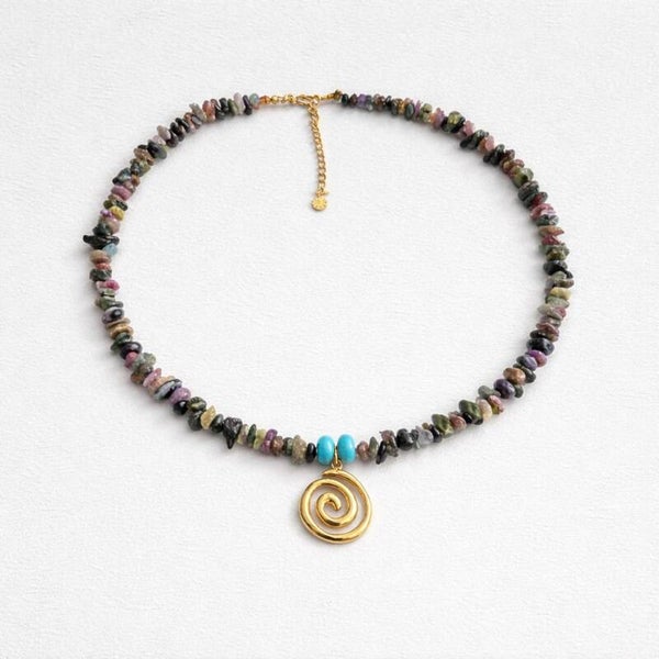 Natuursteen ketting met gouden amulet