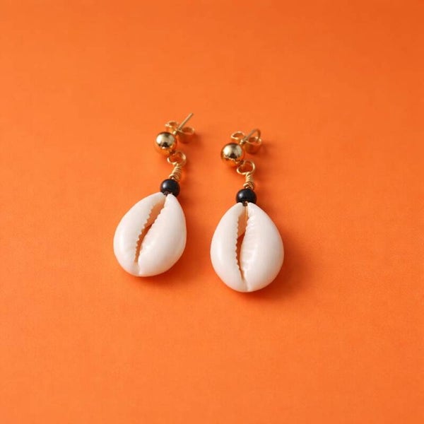 Studs met kauri schelpje