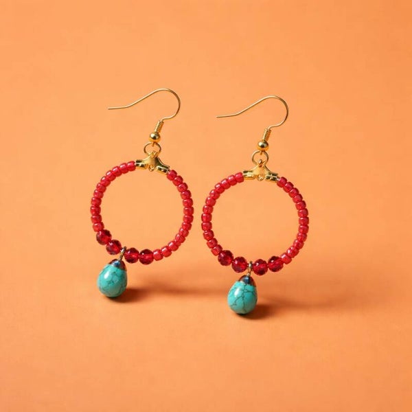 Kleurige hoops met turqoise bedel