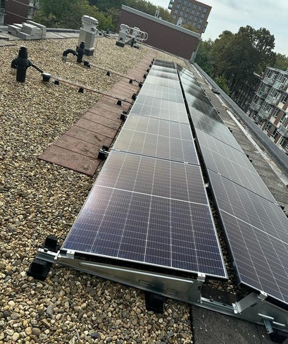 zonnepanelen voor groot zakelijk, geinstalleerd door Van der Sterre Electrowerkzaamheden