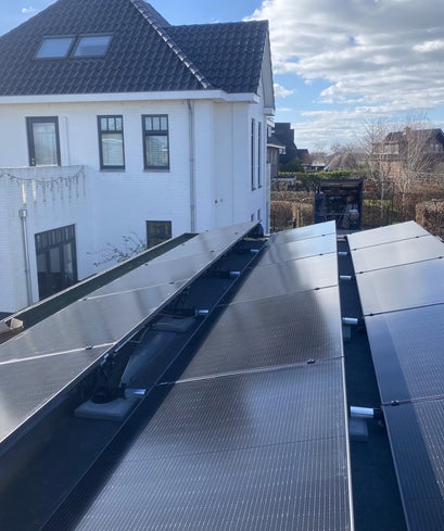 "zonnepanelen op platdak geïnstalleerd door VanderSterre Electrowerkzaamheden"