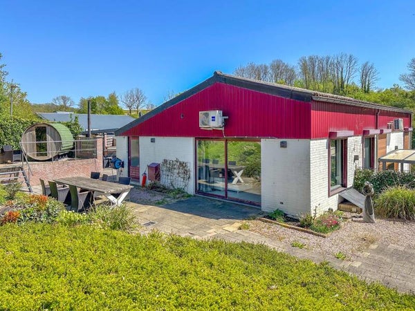 Luxe wellness vakantie appartement met omheinde tuin 8 gasten Limburg chevron Schin op Geul