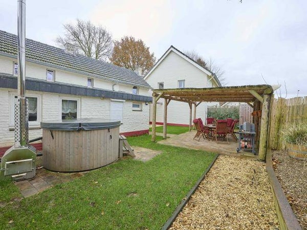 Vakantiehuis Landsraderhöfke met omheinde tuin en hottub + ligbad  8 gasten Limburg chevron Heijenrath Nederland