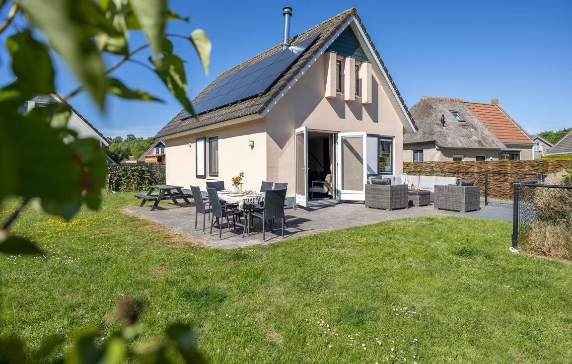 Vakantiehuis met omheinde tuin jacuzzi en sauna 6 gasten Tzummarum, Nederland