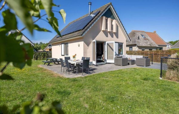 Vakantiehuis met omheinde tuin jacuzzi en sauna 6 gasten Tzummarum, Nederland