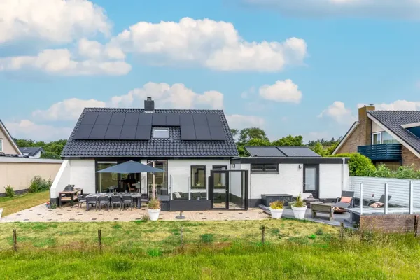 Familievilla in De Koog met omheinde tuin en wellness 10 gasten Texel
