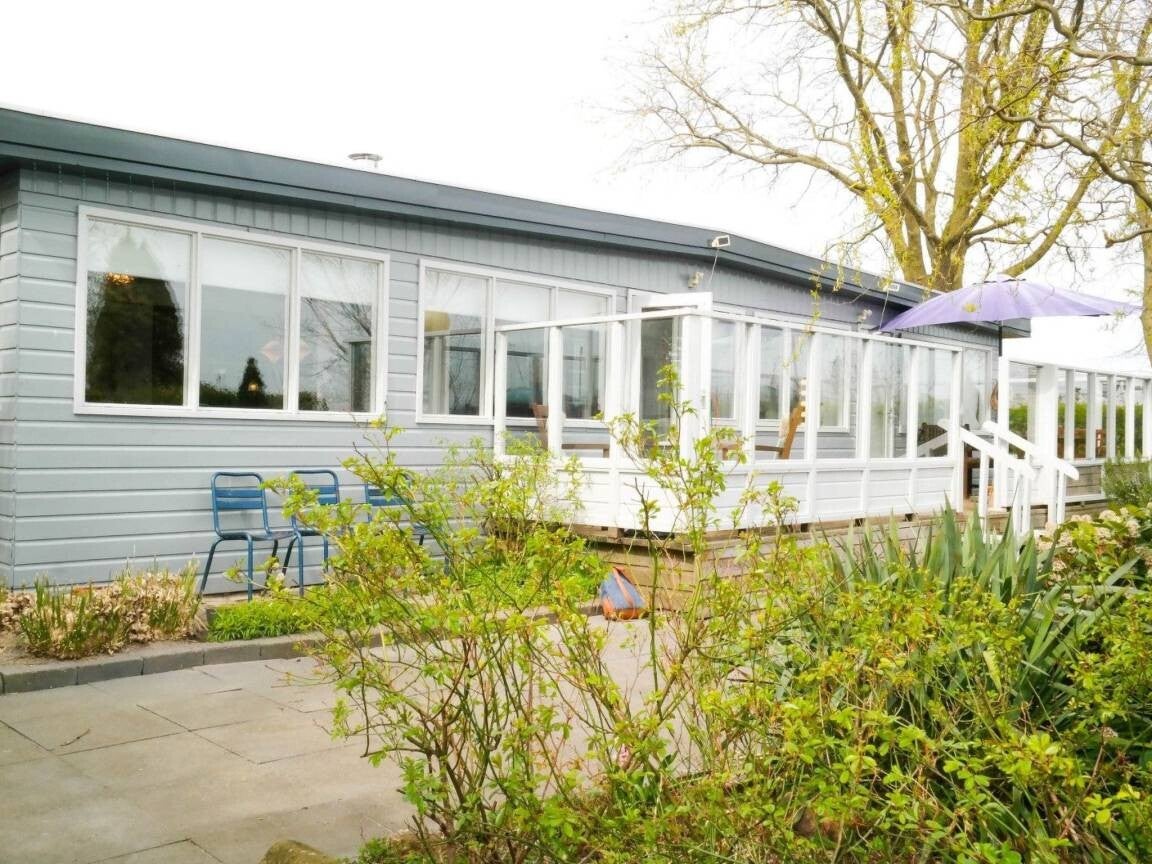 Vakantie chalet met omheinde tuin en sauna "aan de jachthaven" 3 gasten Anjum, Dongeradeel, Nederland