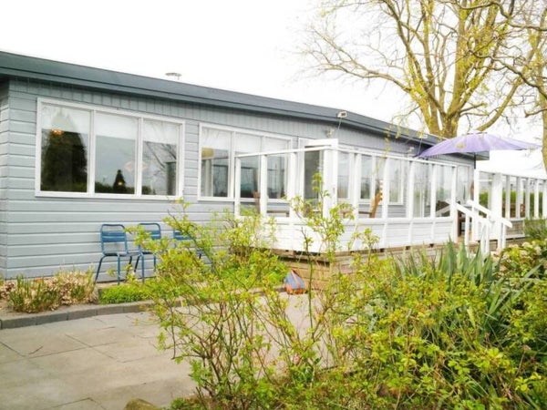 Vakantie chalet met omheinde tuin en sauna "aan de jachthaven" 3 gasten Anjum, Dongeradeel, Nederland