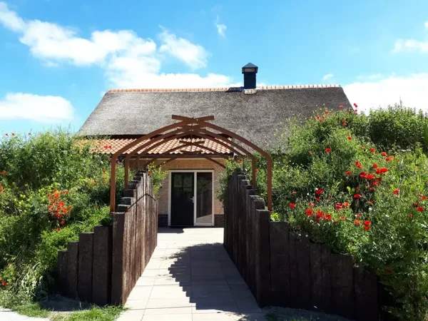 Mindervalide Vakantiehuis "De Conifeer" met omheinde tuin en wellness 8 gasten De Koog Texel