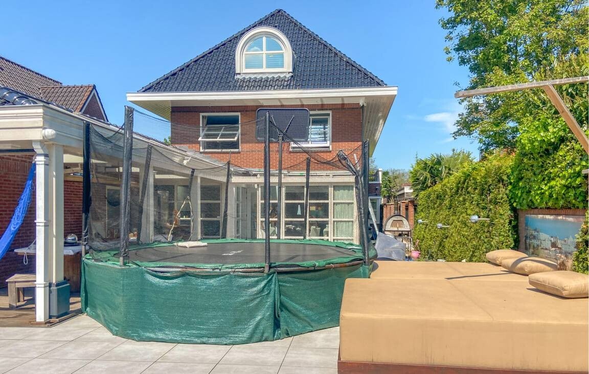 Vakantiehuis met omheinde tuin en prive zwembad 10 gasten Bosweide, Leidschenveen-Ypenburg, Nederland