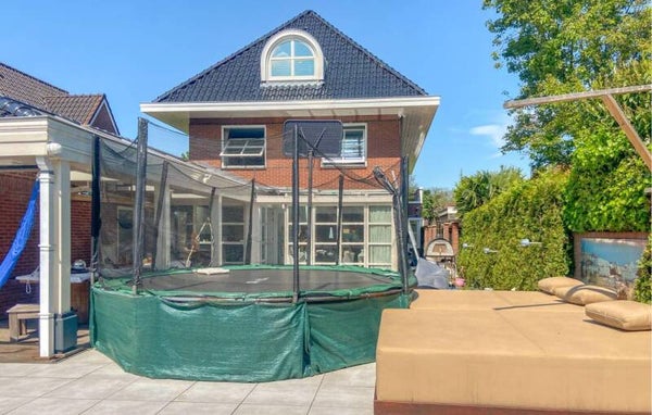 Vakantiehuis met omheinde tuin en prive zwembad 10 gasten Bosweide, Leidschenveen-Ypenburg, Nederland