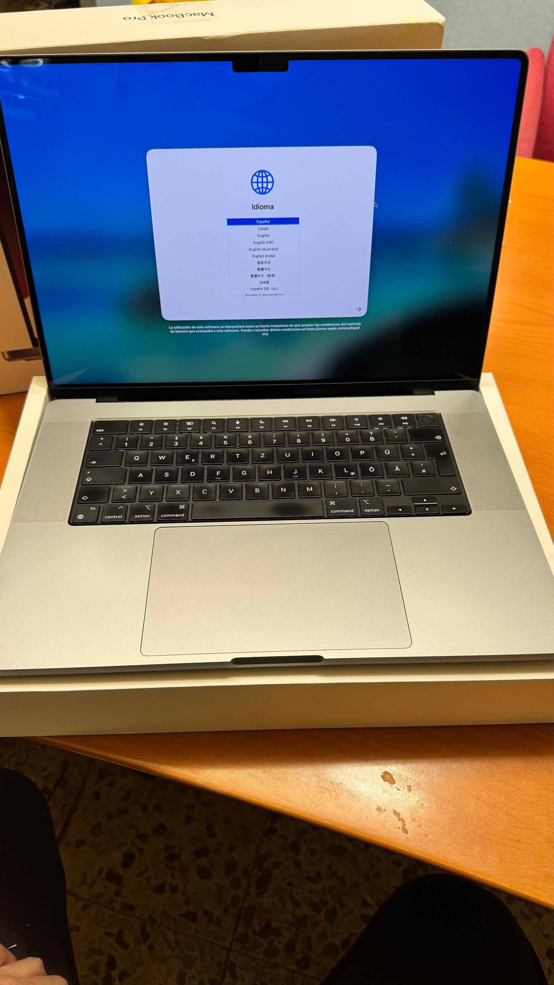 Portátil Apple MacBook Pro de 16 pulgadas, modelo A2485 del año 2021. Equipado con chip M1 Max y 1TB de almacenamiento.