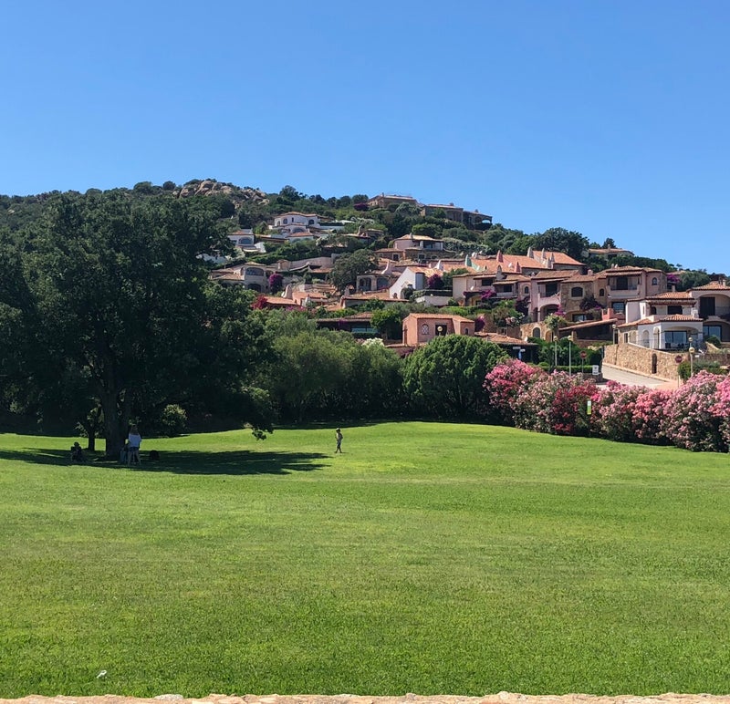 Meraviglioso parco per rilassarsi o praticare sports a due passi dal Residence Capraggia a Cannigione
