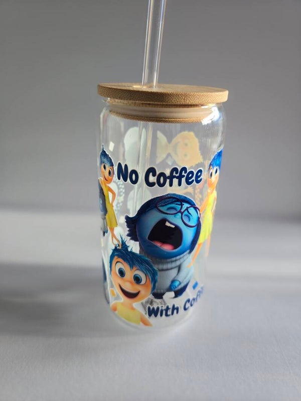 Glas mit Deckel und Strohhalm