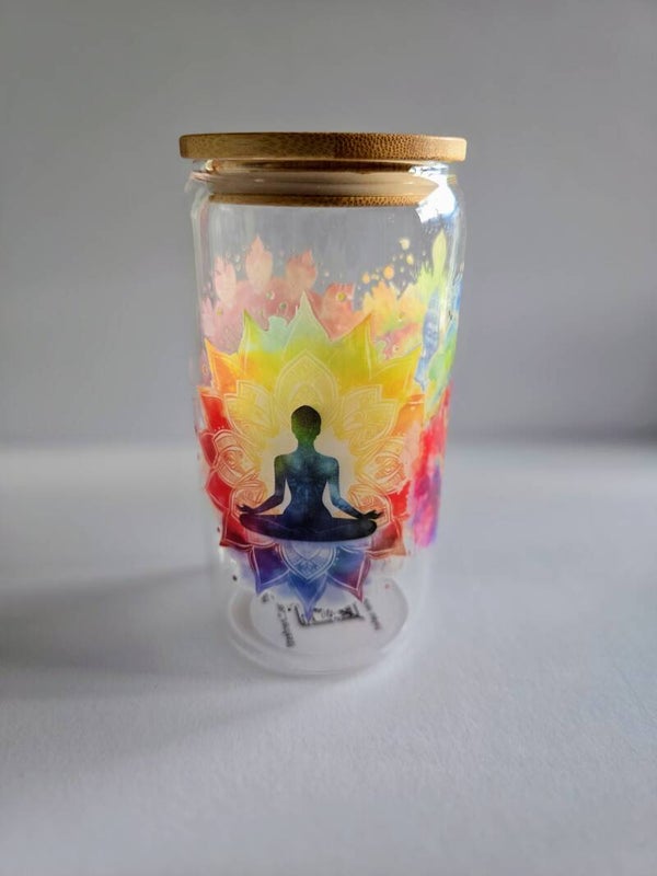 Glas mit Deckel und Strohhalm