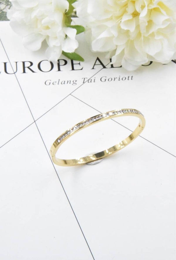 Bracelet diamond.