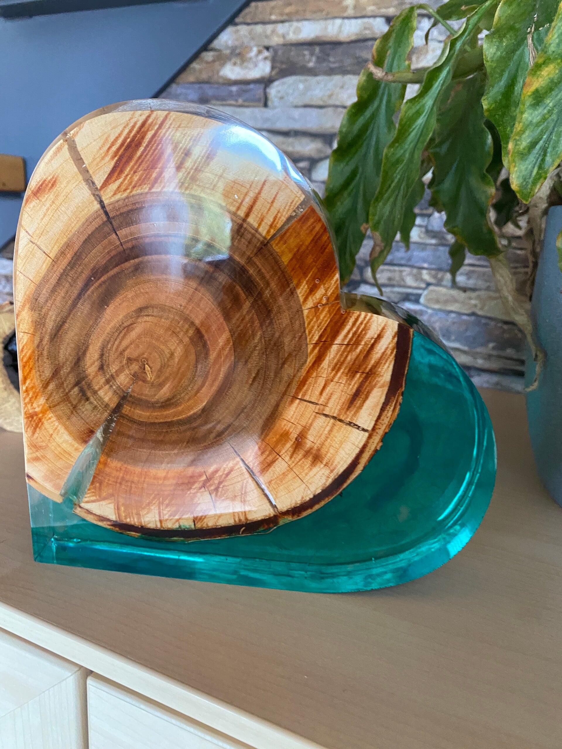 Herz aus Epoxidharz und verschiedenen Naturmaterialien