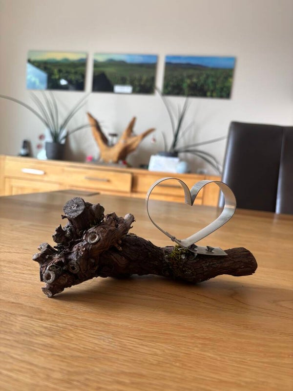 Metallherz auf einer Weinrebe