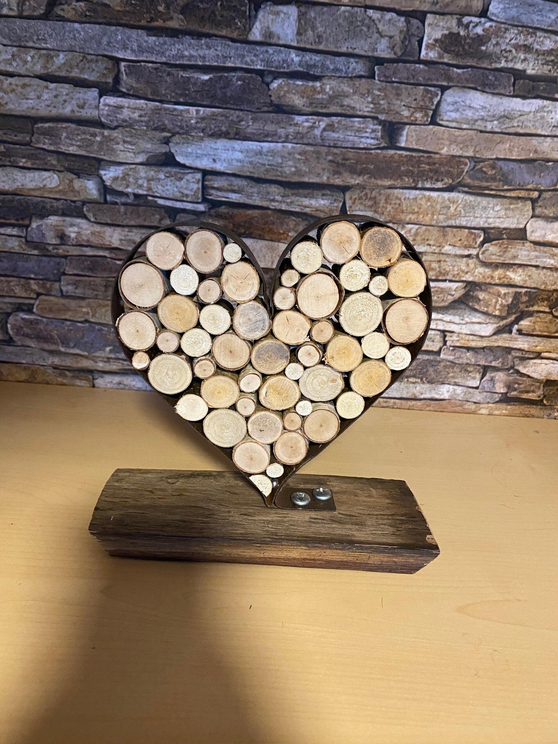 Herz gefüllt mit Holzstücken
