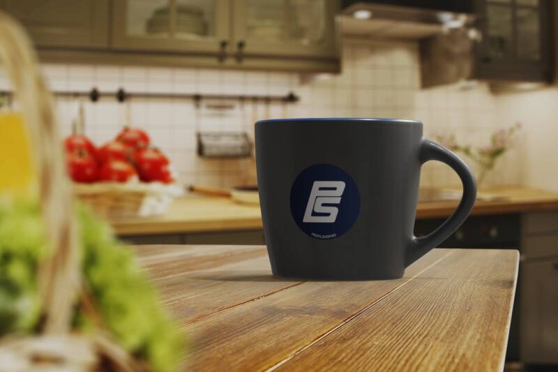 Svart kaffekopp med logo