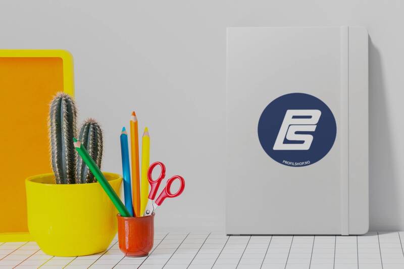 Hvit notatbok med logo