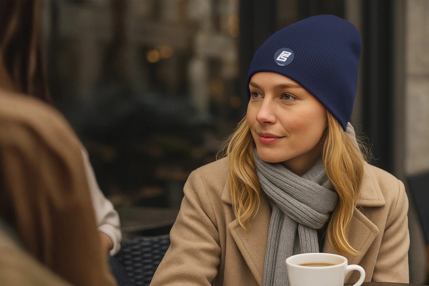 Hvit notatbok med logo