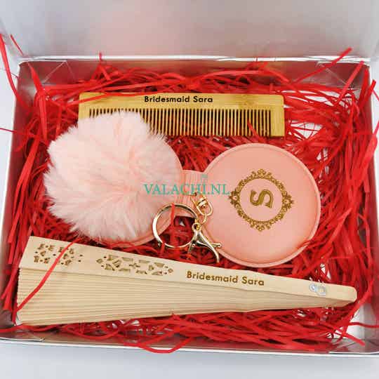 Bridesmaid / bruidsmeisje cadeauset gepersonaliseerd