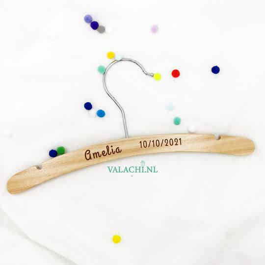 Kraamcadeau gegraveerde kledinghanger kind / baby gepersonaliseerd