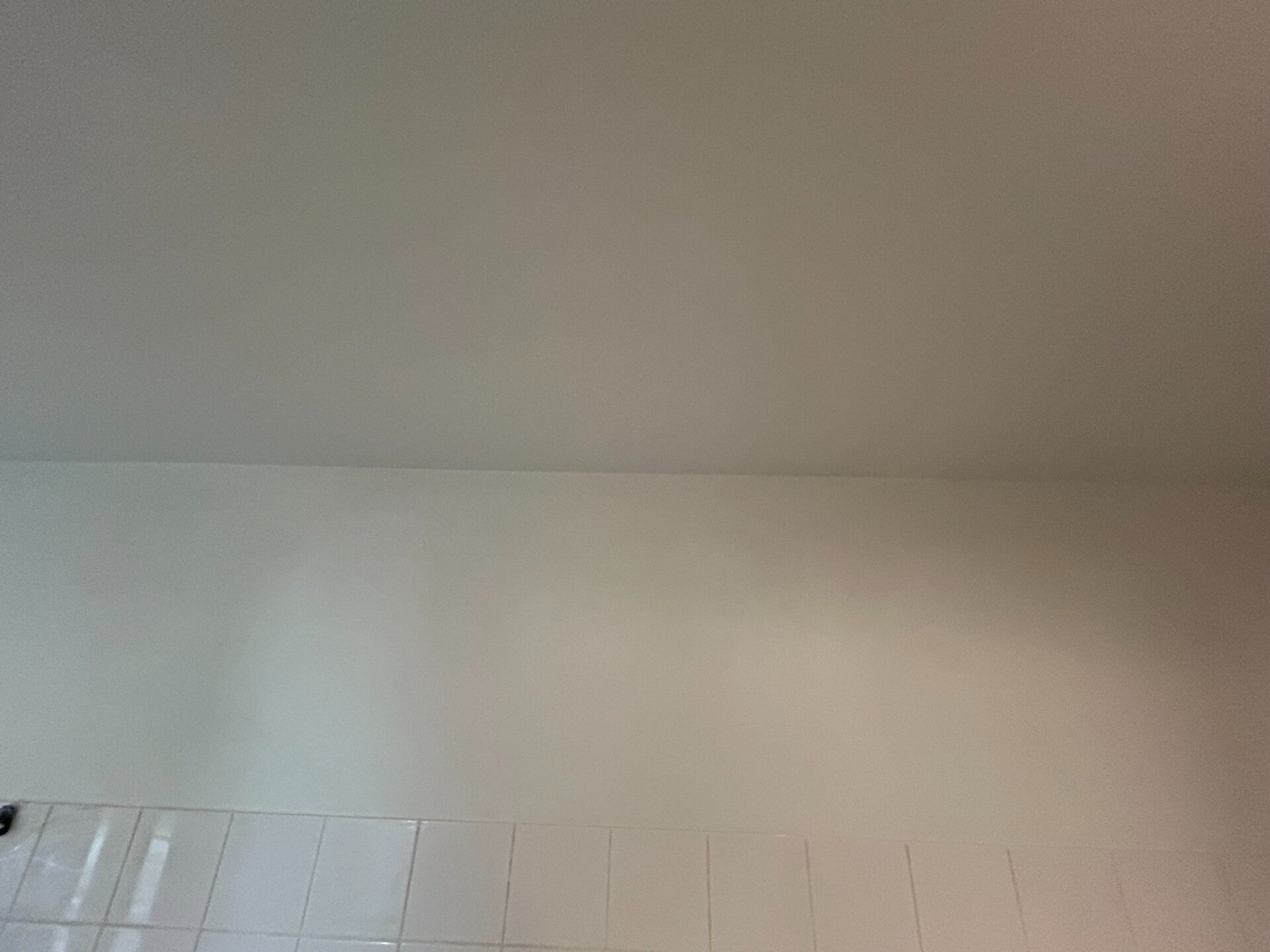 Strak geschilderde wanden en plafond in Hilversum