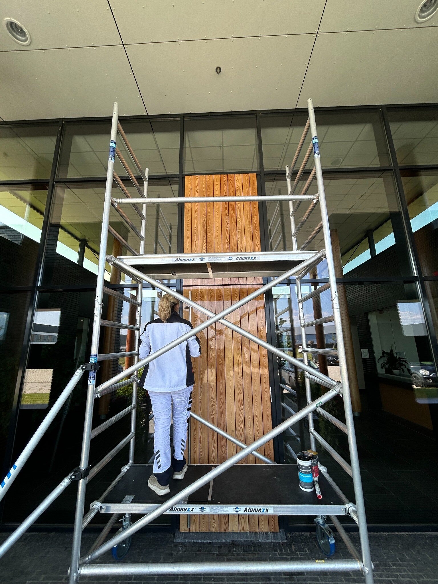 Voorbereiding van schilderwerk aan een deur in Hilversum