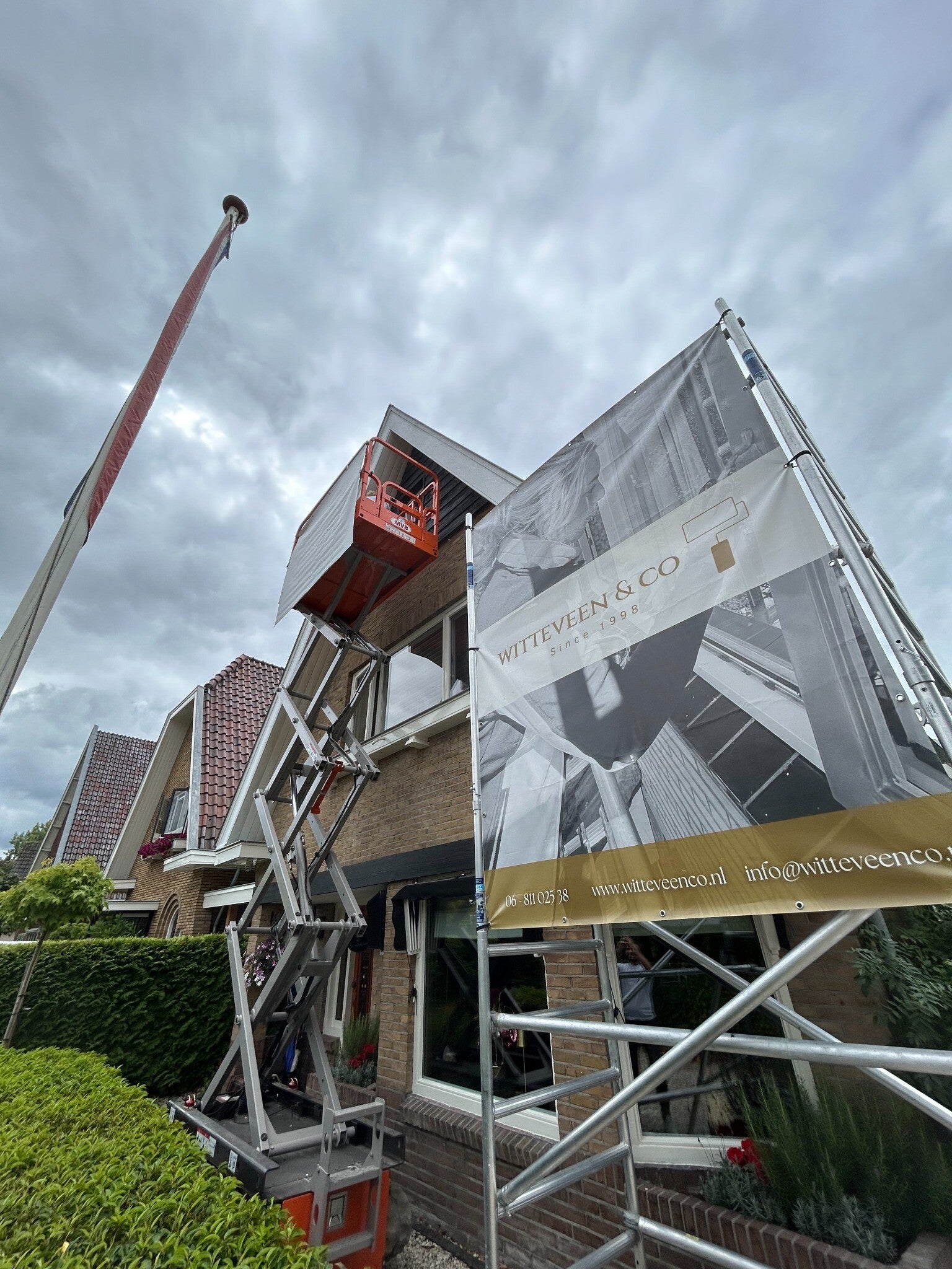 Schilders aan het werk bij een woning in Hilversum