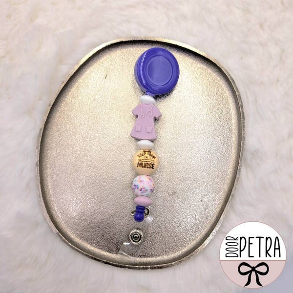 Badgehouder - Paars met "Keep calm I'm a nurse"