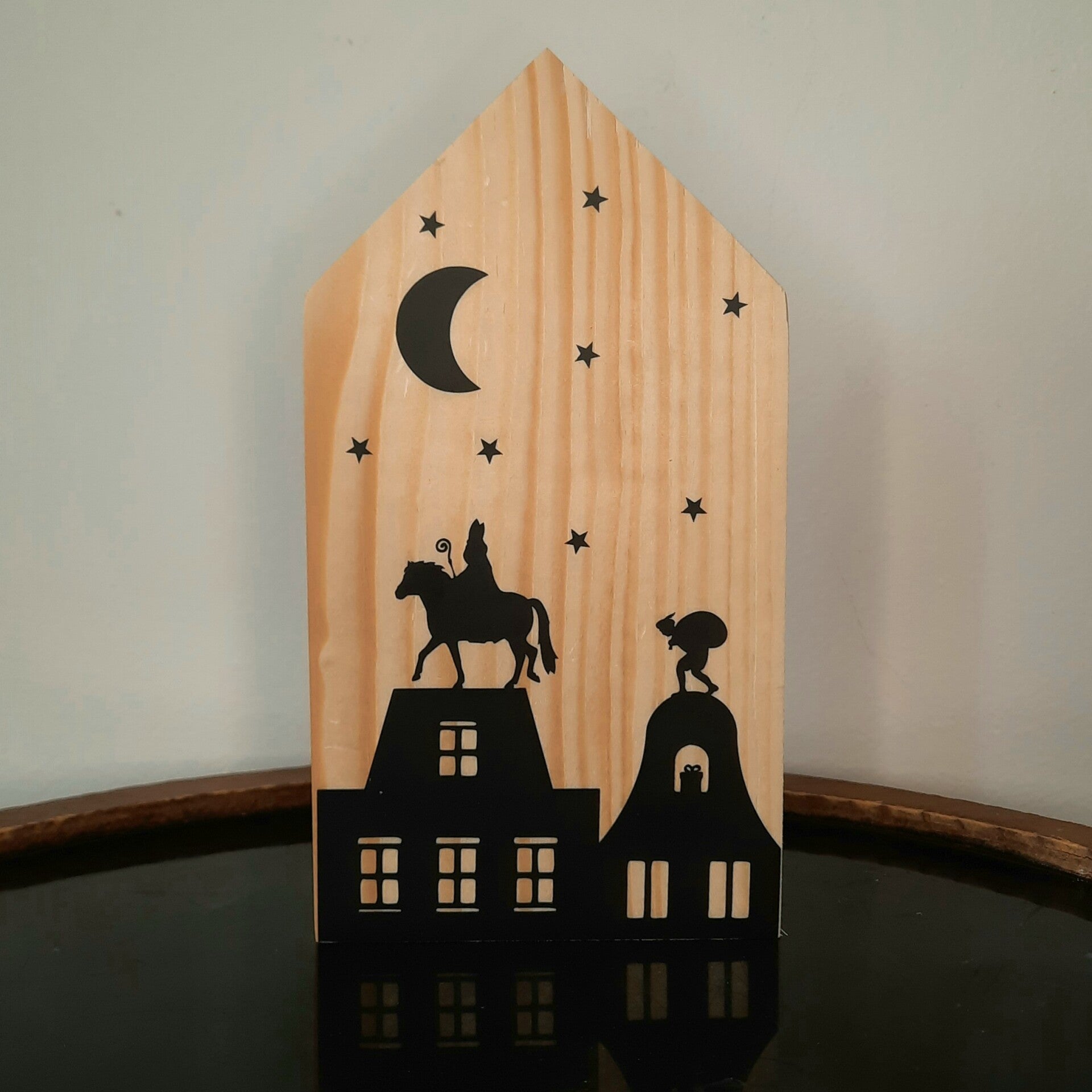 Houten huisje - Sint en Piet op het dak