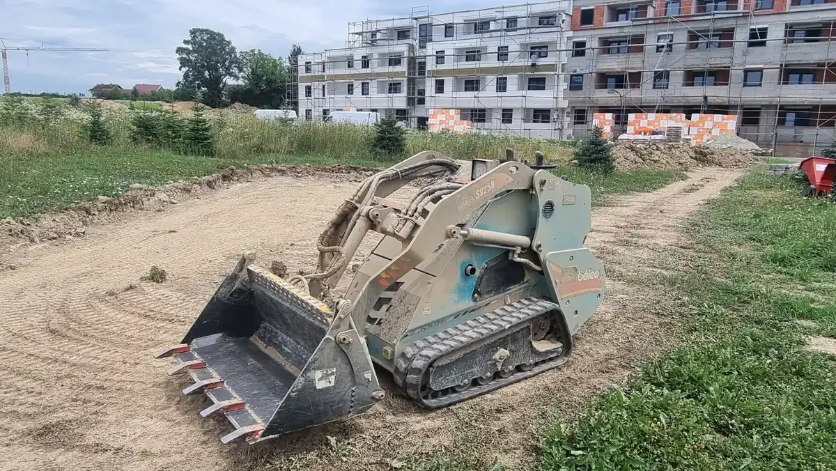 BOLEO SV25H mini utovarivač s 4-u-1 korpom na gradilištu