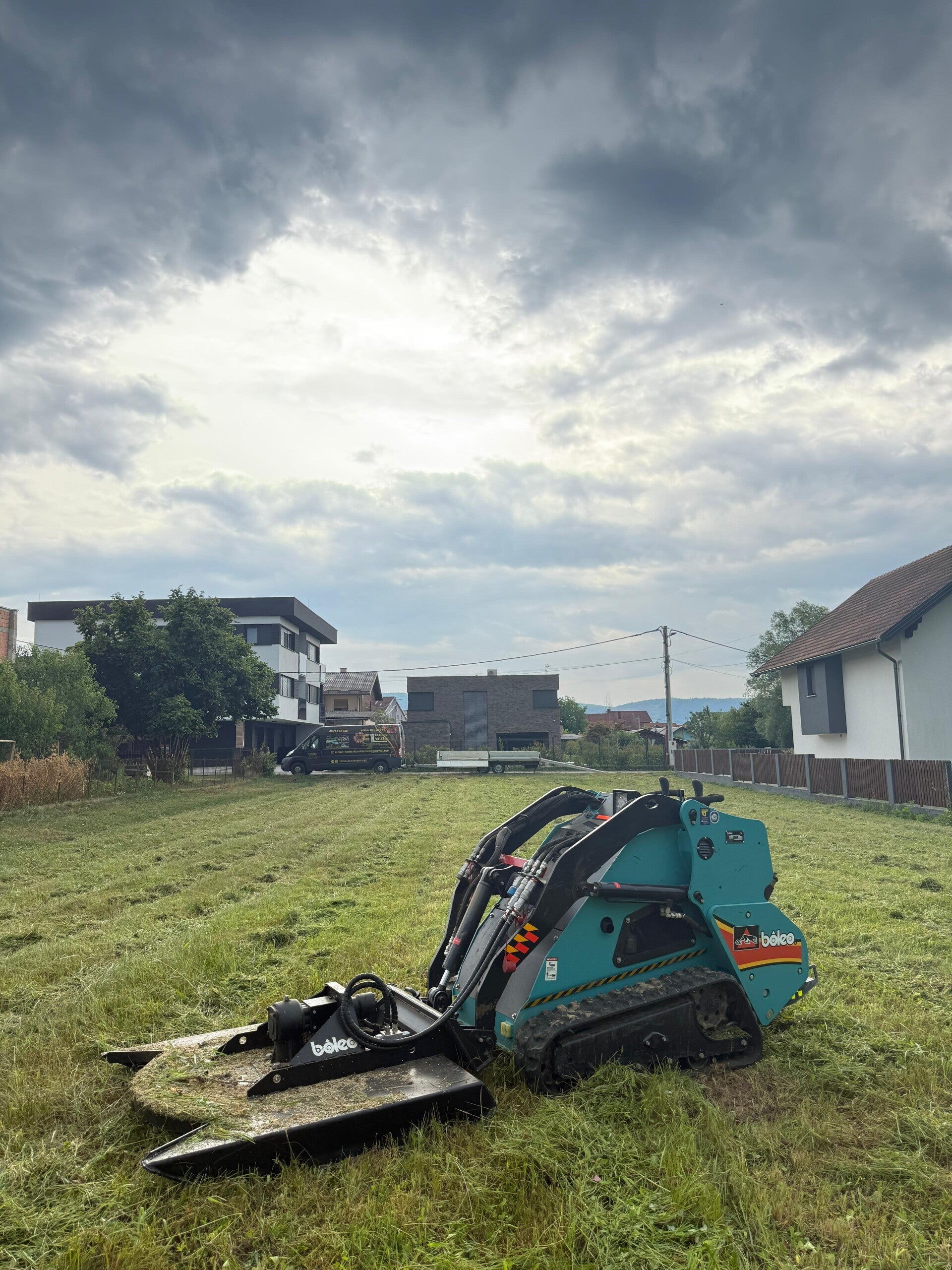 BOLEO mini utovarivač na gusjenicama s malčerom za košnju i održavanje terena