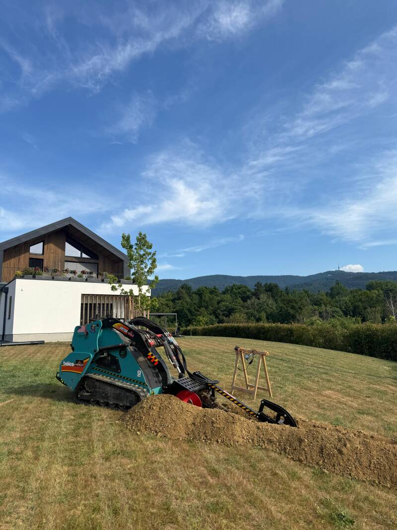 BOLEO mini utovarivač na gusjenicama tijekom izrade kanala na imanju