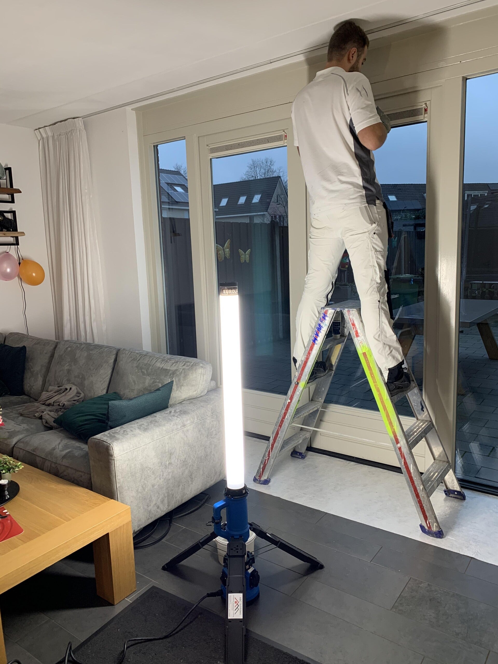 ABC Schilders is bezig met het afschuren van de binnenkozijnen