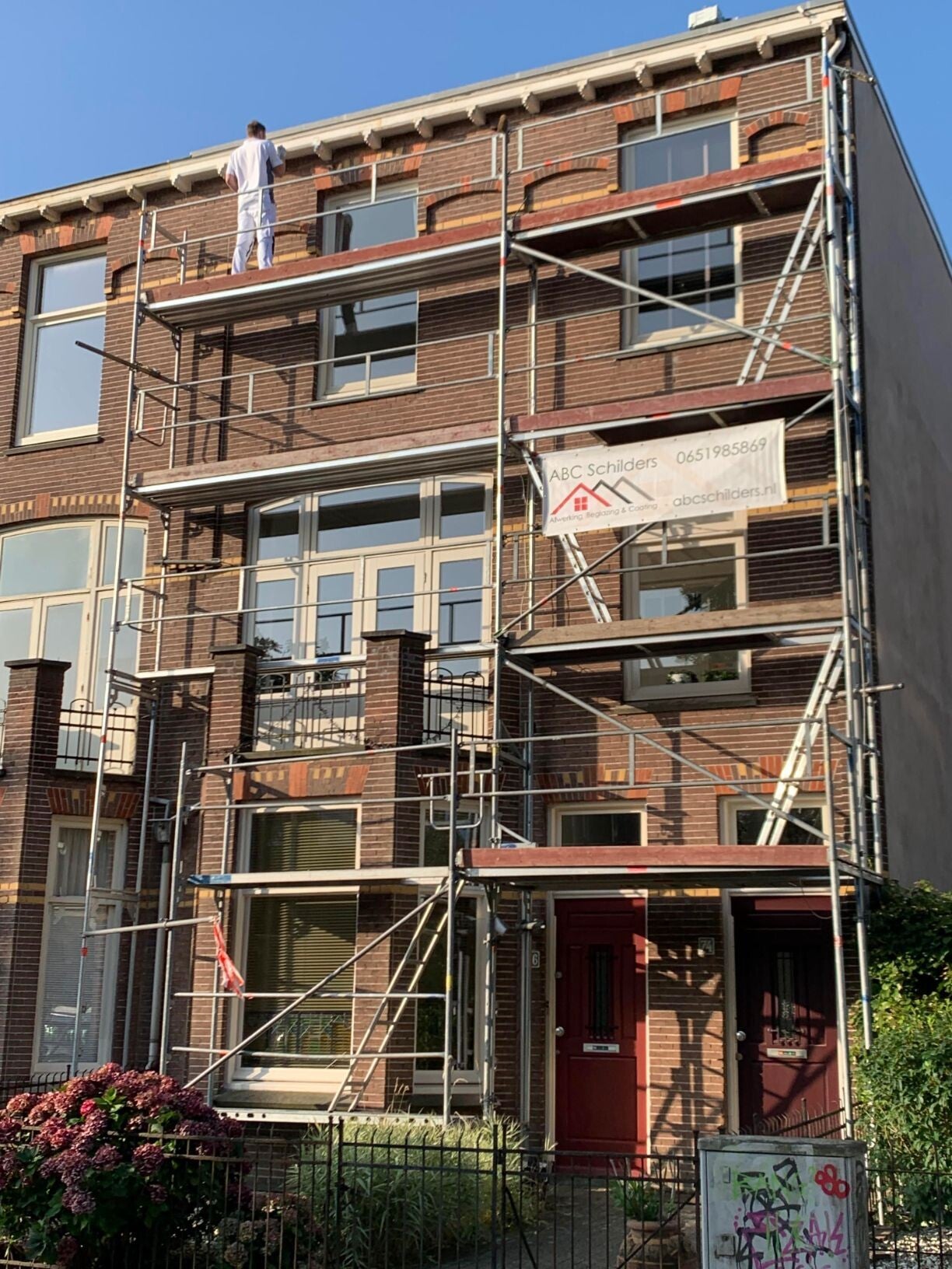 De voorgevel van het buitenschilderwerk staat in de steigers