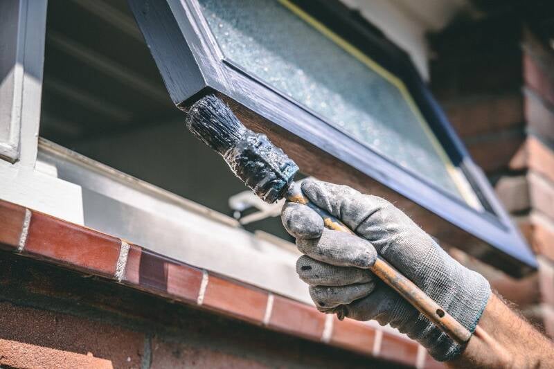 laatste laag van een klepraam schilderen