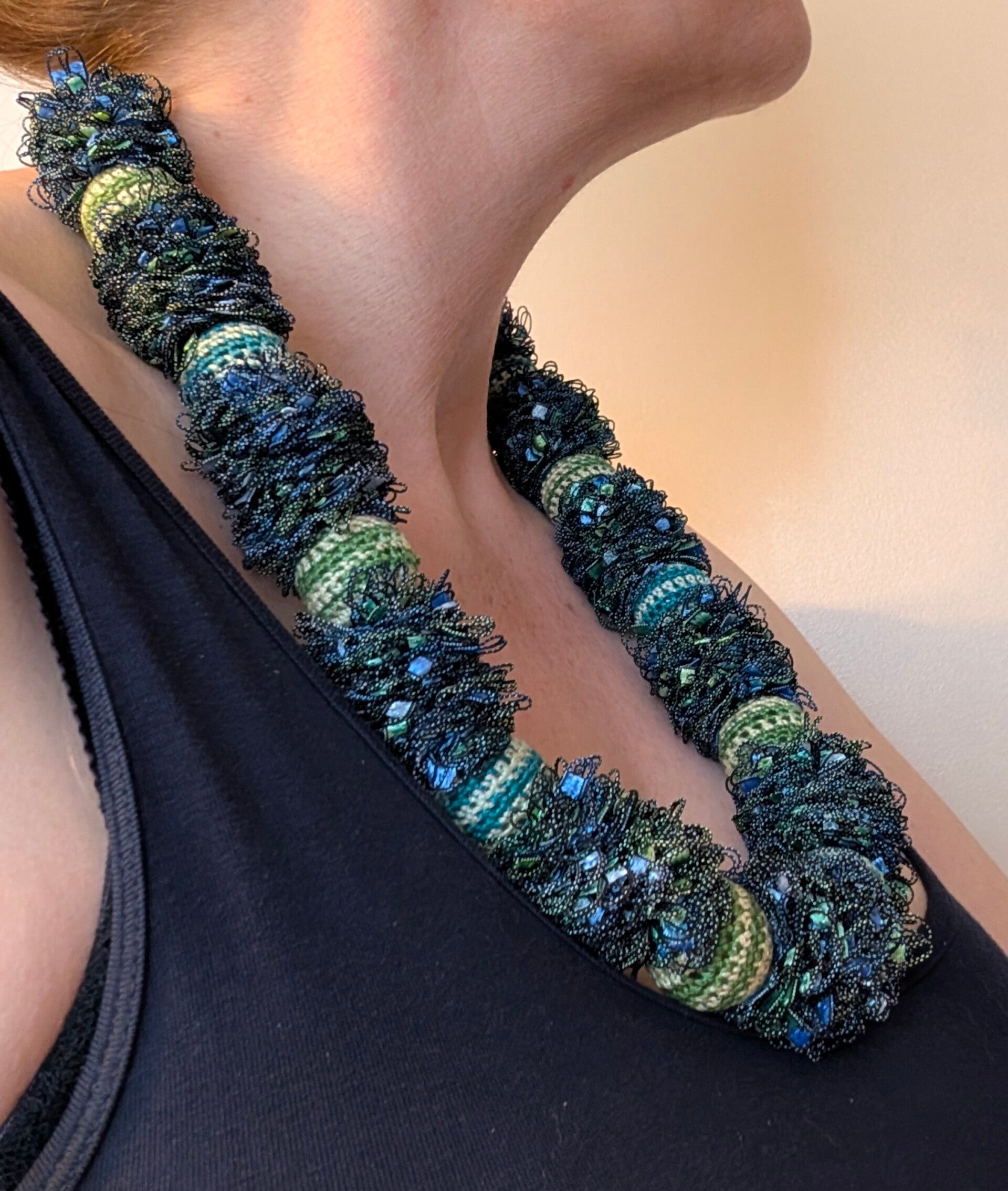 Van gedachte naar draagbaar kunstwerk - Groen met blauwe ketting