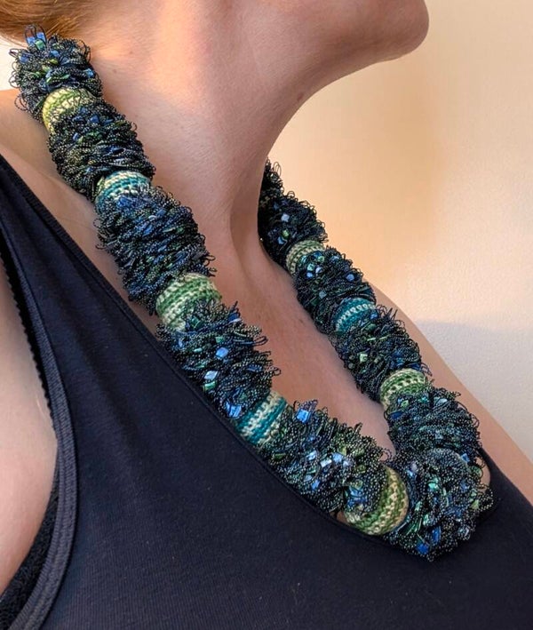 Van gedachte naar draagbaar kunstwerk - Groen met blauwe ketting