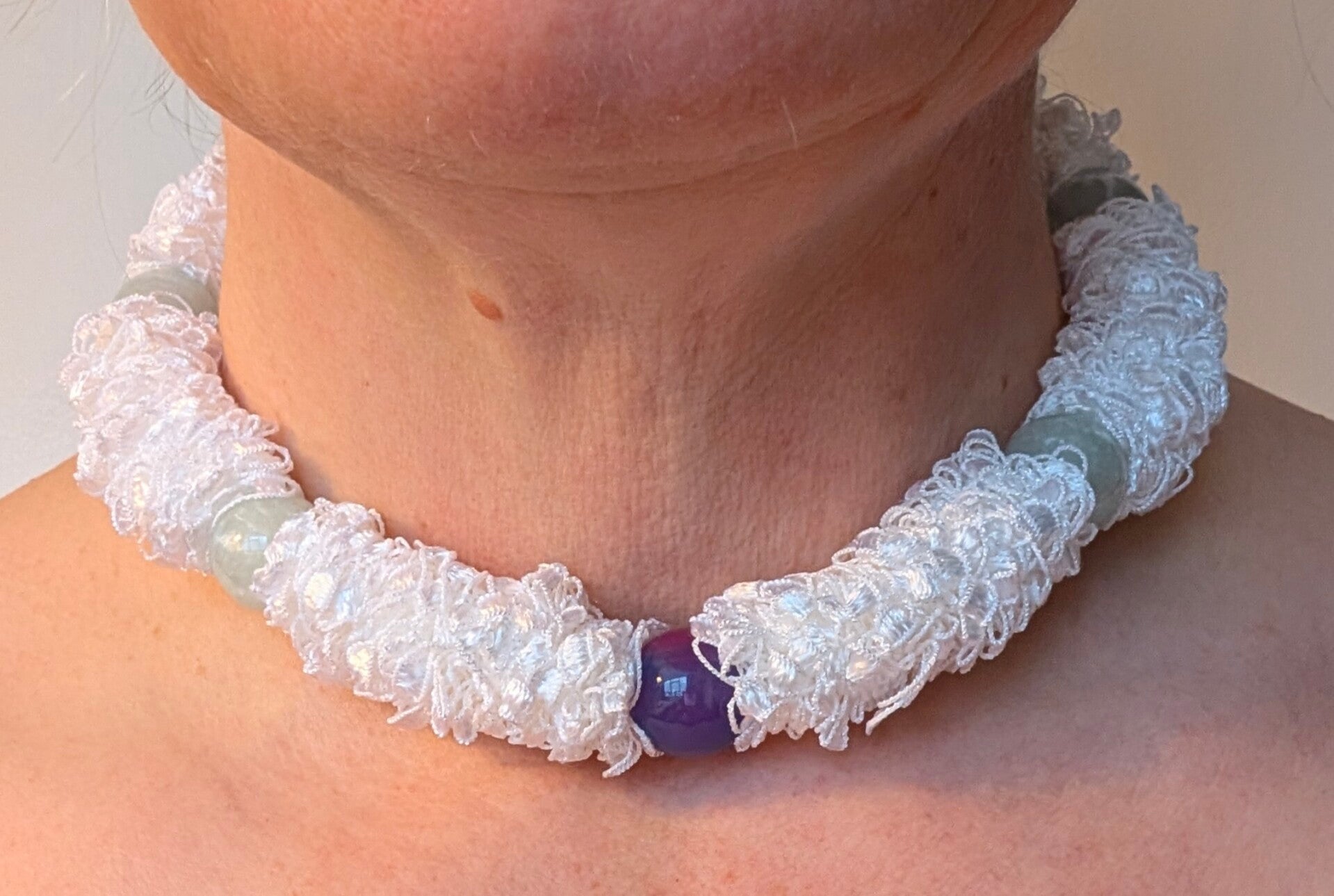 Van gedachte naar draagbaar kunstwerk - Choker, wit