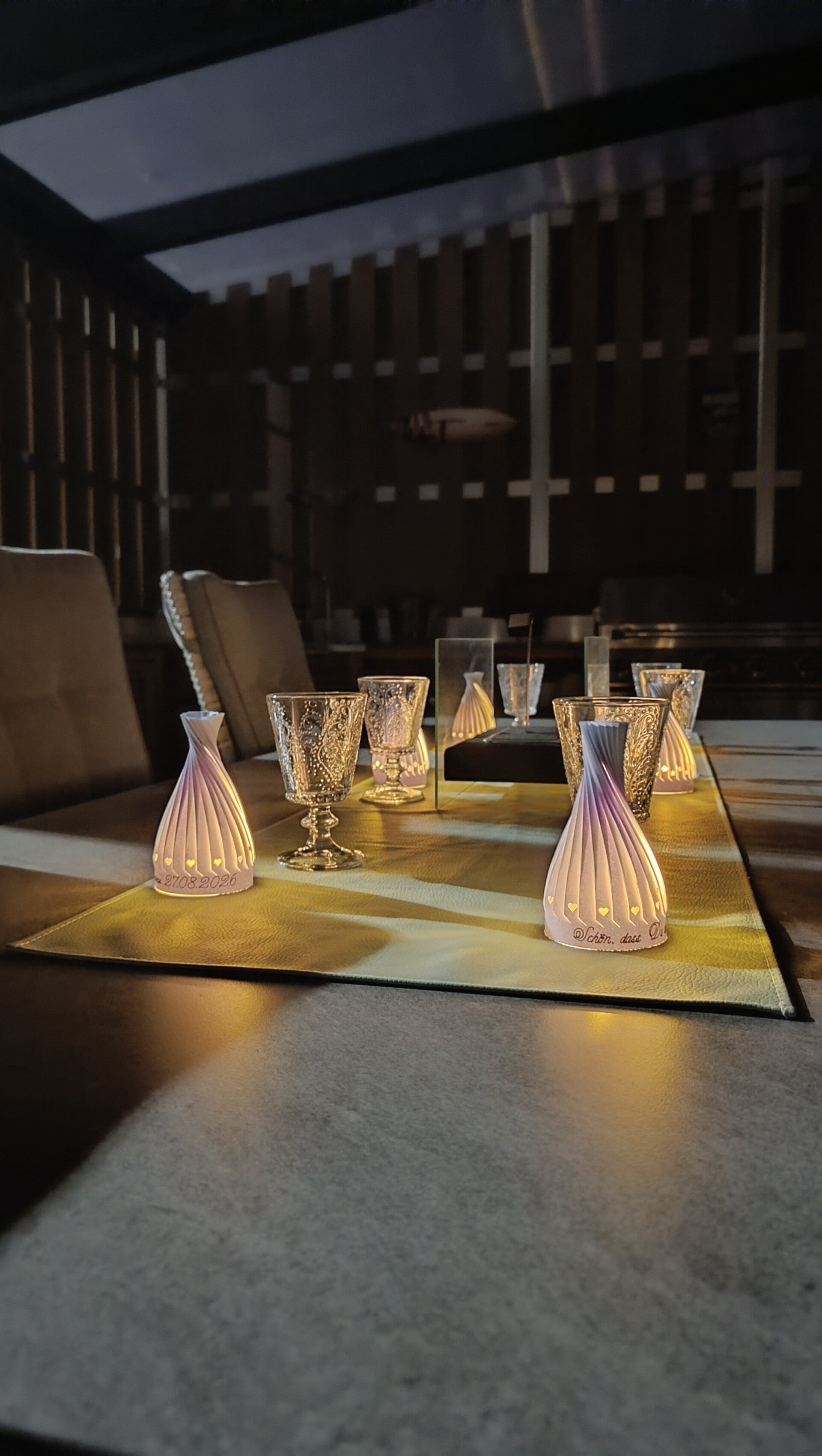 Dieses elegante LED-Teelicht-Cover begeistert mit seinem modernen, gedrehten Design und einer stimmungsvollen Lichtwirkung. Die feinen Aussparungen in Herzform sorgen für ein warmes, romantisches Ambiente – perfekt für Hochzeiten, Geburtstage, Taufen, Jub